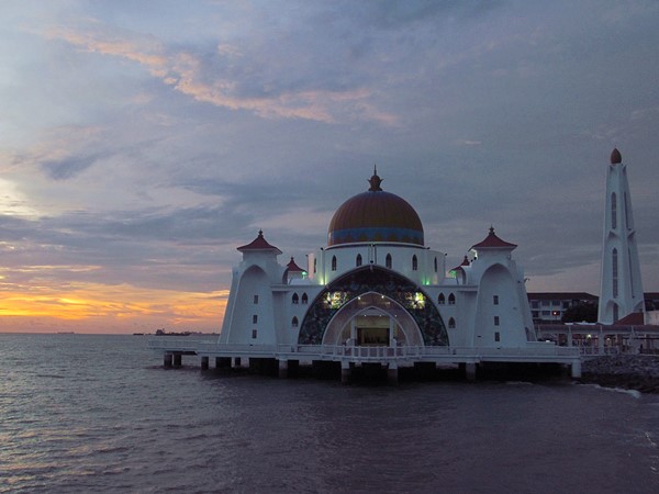 Masjid Selat Melaka Camisi - melaka'da gezilecek yerler