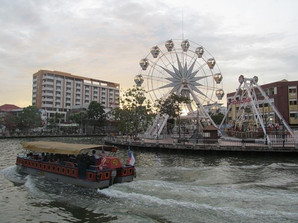 Melaka Nehri'ndeki bir bot ve Melaka Eye, melaka'da gezilecek yerler