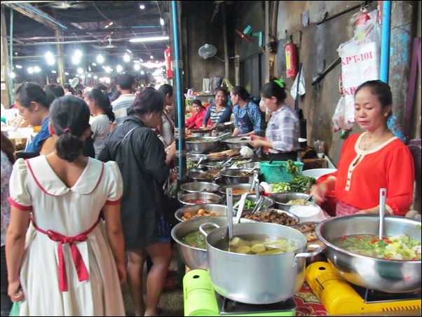 Siem Reap Gece Pazarı'nda Yemekler