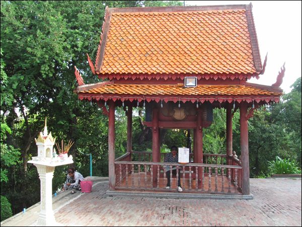 Wat Phnom Tapınak Girişinden Bir Kare
