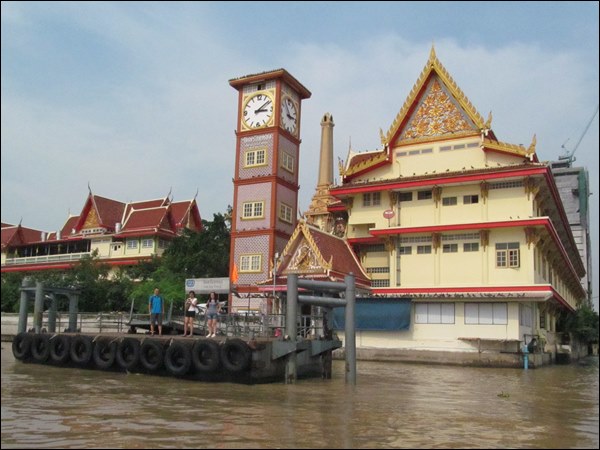 Chao Phraya Nehri'nde Bir Feribot İskelesi
