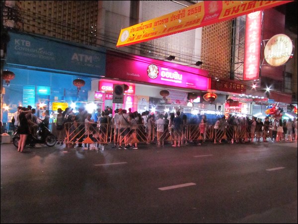 Bangkok Çin Mahallesi'nde Bir Kuyruk