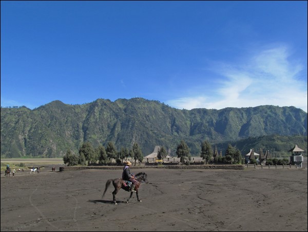 Pura Luhur Poten Tapınağı ve Çevresindeki Atlılar