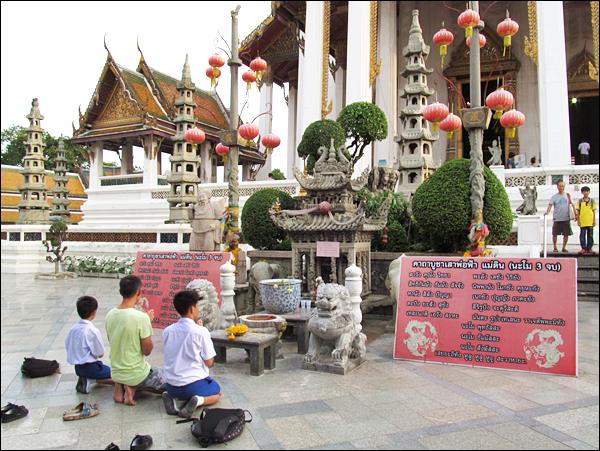Wat Suthat Tapınağı'nda Budistler, Bangkok Gezi Rehberi