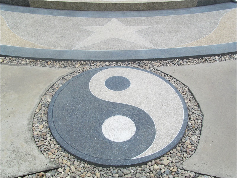 Wat Rong Khun Tapınağı (Beyaz Tapınak - White Temple) - Ying Yang Topu, Chiang Rai