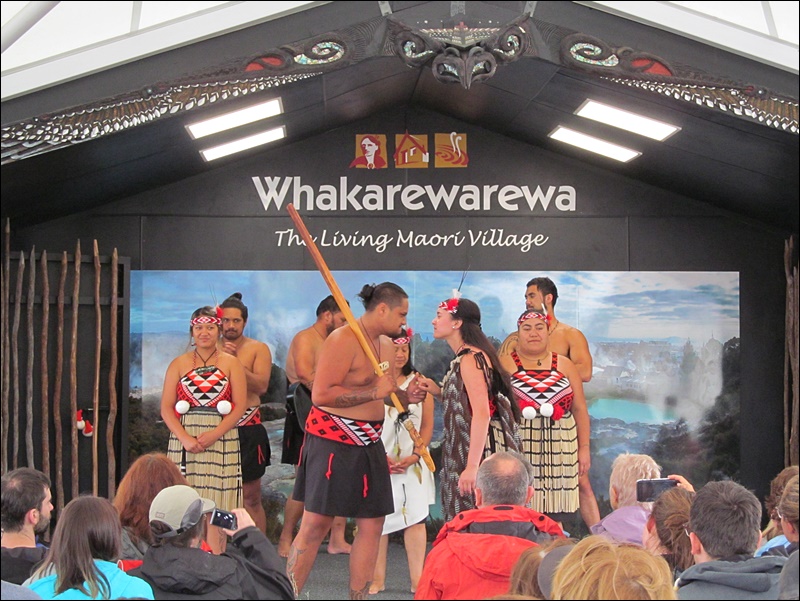 Maori Dansı - Whakarewarewa Maori Köyü - Rotorua Gezi Yazısı