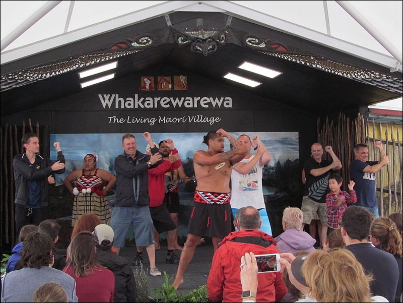 Maori Haka Dansı - Whakarewarewa Maori Köyü - Rotorua, Yeni Zelanda'da Ne Yapılır?
