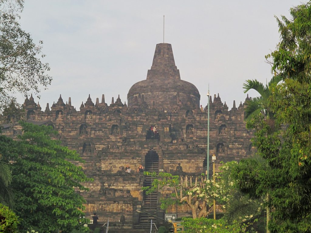 Borobudur Tapınağı Uzaktan Görünüş - Endonezya'da Gezilecek Yerler