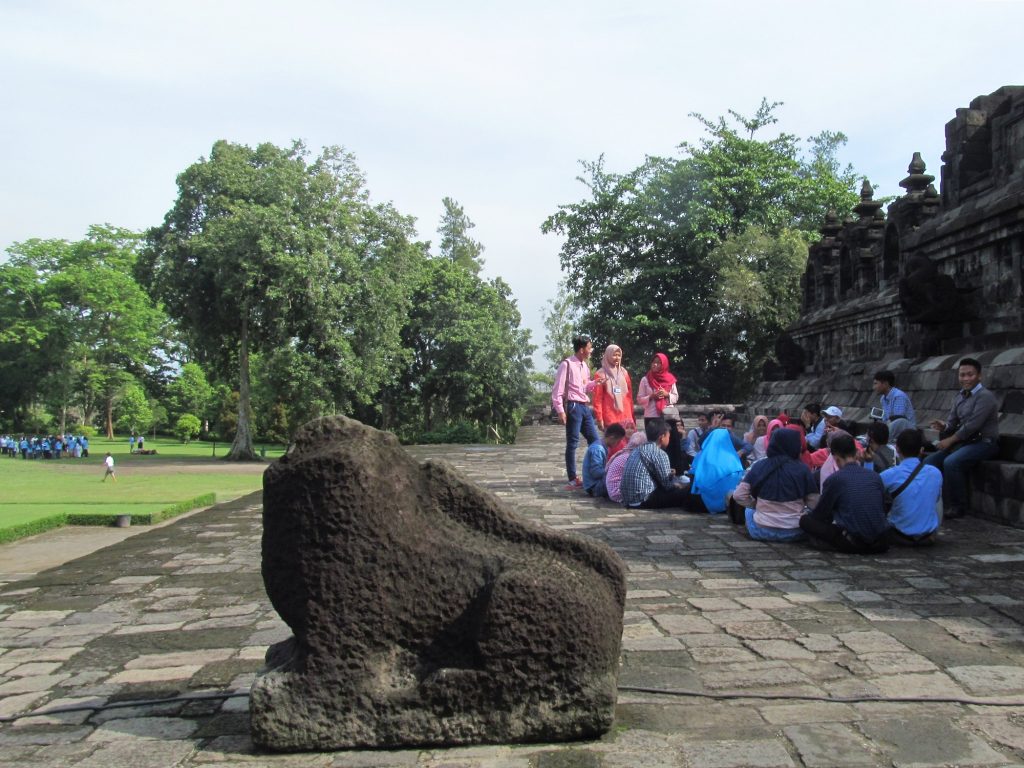 Borobudur Tapınağı'ndaki Endonezyalı Öğrenciler - Yogyakarta'da Gezilecek Yerler