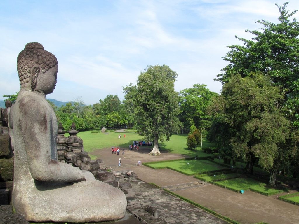 Borobudur Tapınağı'ndan Bahçesine Bakış - Endonezya Gezi Yazıları